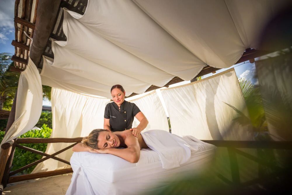 2023 Bluebay Grand Esmeralda 18